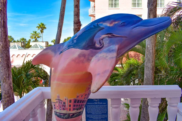 佛罗里达州圣皮特海滩 2019年1月25日 在唐塞萨尔酒店的阳台上的五颜六色的海豚雕像 圣皮特海滩传说粉红宫 — 图库照片