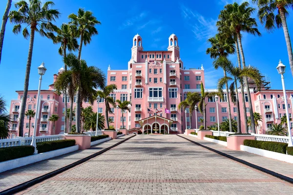  St Pete Beach, Florida. 25 Ocak 2019. The Don Cesar Hotel Panorama görüş ana girişi. Efsanevi pembe Palace of St. Pete Beach