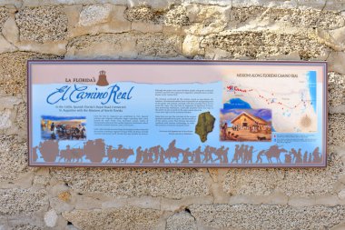 St Augustine, Florida. 26 Ocak 2019. El Camino Real işareti Florida's Historic kıyılarında rustik duvar 