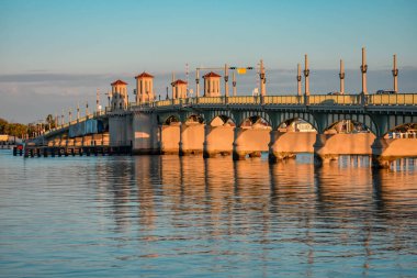 St Augustine, Florida. 26 Ocak 2019. Işıklı köprü aslanlar Florida's Historic kıyılarında günbatımı arka plan üzerinde