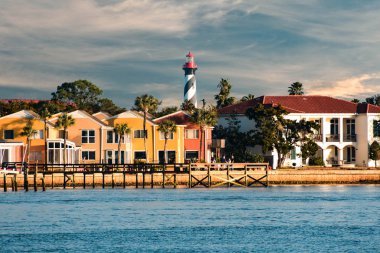 St Augustine, Florida. 26 Ocak 2019. Eski deniz feneri ve Florida'nın tarihi kıyılarında bulutlu gökyüzü arka plan üzerinde renkli liman