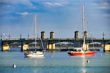St Augustine, Florida. 25 Ocak 2019. Teknelerden ve köprü aslanlar Sunset'teki Old Town Florida'nın tarihi Sahil (68 yılında vasıl geçmiş gökyüzü)
