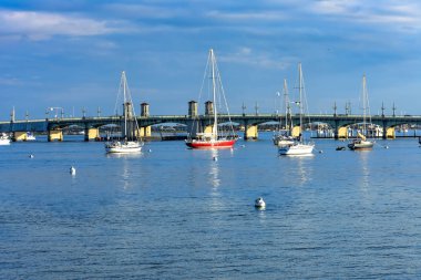 St Augustine, Florida. 25 Ocak 2019. Teknelerden ve köprü aslanlar günbatımı üzerinde arka plan Old Town Florida's Historic Coast (67, gökyüzü)