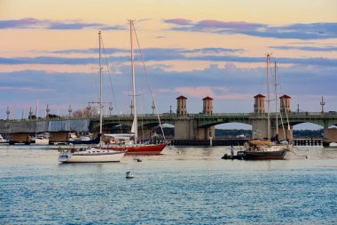 St Augustine, Florida. 25 Ocak 2019. Teknelerden ve köprü aslanlar günbatımı üzerinde arka plan Old Town Florida's Historic Coast (69, gökyüzü)