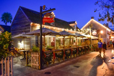 St Augustine, Florida. 26 Ocak 2019. Old Town Florida's Historic kıyılarında, mavi gece arka plan aydınlatılmış Restoran 