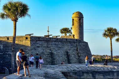 St Augustine, Florida. 26 Ocak 2019. Florida'nın tarihi kıyılarında lightblue gökyüzü arka plan üzerinde Castillo de San Marcos Fort ve palmiye ağaçları yan görünüm 