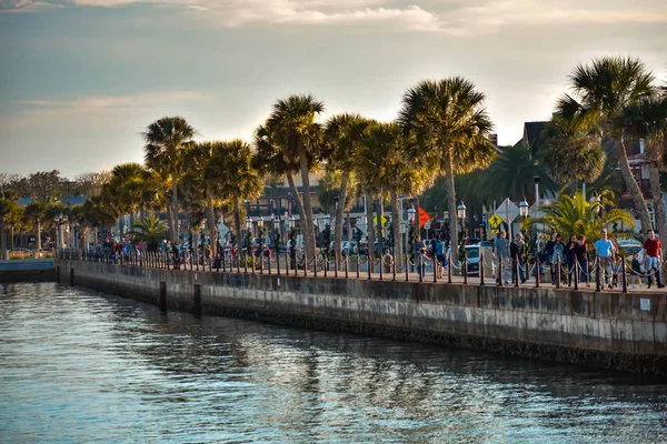 Augustine Florida Januari 2019 Människor Som Vandrar Strandpromenaden Sunset Bakgrund — Stockfoto