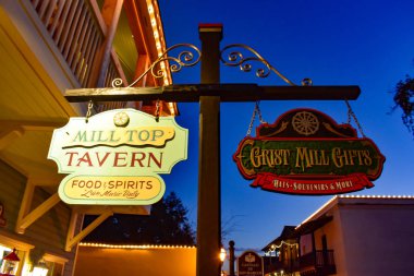 St Augustine, Florida. 26 Ocak 2019. Old Town Florida's Historic kıyılarında, mavi gece arka plan üzerinde renkli Vintage işaretleri.