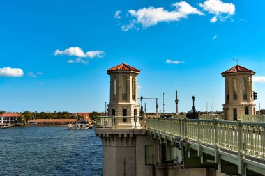 St Augustine, Florida. 26 Ocak 2019. Köprü, bahçesindeki aslanları Old Town güzel gökyüzü arka planda Florida'nın tarihi Sahil (1 üzerinde)