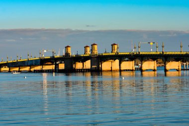 St Augustine, Florida. 26 Ocak 2019. Köprü, bahçesindeki aslanları Old Town Florida's Historic Coast (2 güzel gökyüzü arka plan üzerinde)