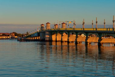 St Augustine, Florida. 26 Ocak 2019. Köprü, bahçesindeki aslanları Old Town Florida's Historic Coast (4 güzel gökyüzü arka plan üzerinde)