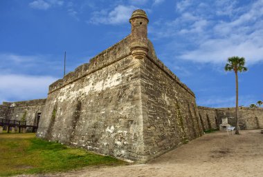 St Augustine, Florida. 26 Ocak 2019. Castillo de San Marcos lightblue arka planda Florida'nın tarihi Sahil (1 üzerinde panoramik)