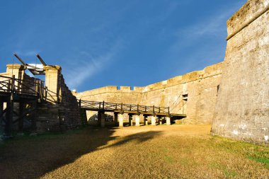 St Augustine, Florida. 26 Ocak 2019. Castillo de San Marcos lightblue arka planda Florida'nın tarihi sahil üzerinde panoramik