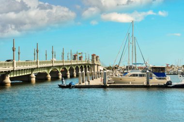 St Augustine, Florida. 26 Ocak 2019. İnsanlar küçük tekne, deniz ve Florida'nın tarihi kıyılarında aslan Köprüsü 