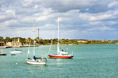 St Augustine, Florida. 26 Ocak 2019. Işık yeşil deniz ve kısmi Castillo de San Marcos Fort Florida's Historic kıyılarında görünümünü Yelkenliler