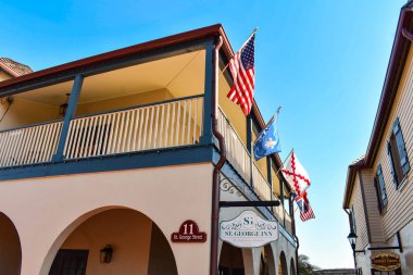 St Augustine, Florida. 26 Ocak 2019. St. George Inn Hotel and Florida's Historic kıyılarında renkli bayraklar, üstten görünüm 