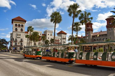 St Augustine, Florida. 26 Ocak 2019. Arabası tur, Casa Monica Hotel ve Old Town Florida's Historic Coast (2, lightblue bulutlu gökyüzü arka plan üzerinde Lightner Müzesi)