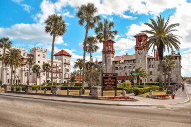 St Augustine, Florida. 26 Ocak 2019. Arabası tur, Casa Monica Hotel ve Old Town Florida's Historic Coast (4, lightblue bulutlu gökyüzü arka plan üzerinde Lightner Müzesi)