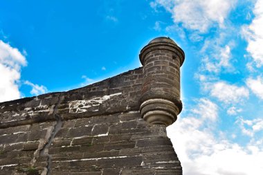St Augustine, Florida. 26 Ocak, Old Town Florida's Historic kıyılarında Castillo de San Marcos kalede 2019.Top görünümünü 