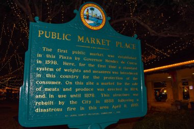 St Augustine, Florida. 26 Ocak, 2019.Public pazar yeri işaret karanlık gece arka planda Florida'nın tarihi sahil üzerinde