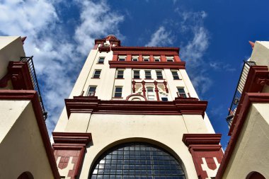 St Augustine, Florida. 26 Ocak, Florida'nın tarihi kıyılarında mavi bulutlu gökyüzü arka plan üzerinde tarihi binanın 2019.Top görünümü