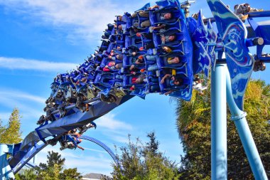 Orlando, Florida. 19 Aralık 2018. Manta Ray Rollercoaster at Seaworld Tema Park.at Seaworld International Drive alanında (2 görünümünü şaşırtıcı)