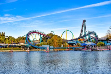 Orlando, Florida. 19 Aralık 2018. SeaWorld panoramik görünümü flamingo tekne ve roller coaster binmek International Drive alanı (2 Mavi Göl)
