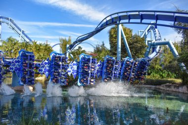Orlando, Florida. 19 Aralık 2018. Manta Ray Rollercoaster at Seaworld Tema Park.at Seaworld International Drive alanı (6 görünümünü şaşırtıcı)