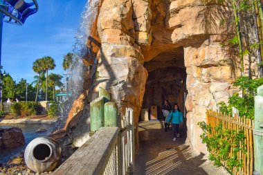 Orlando, Florida. 19 Aralık 2018. Manta rollercoaster ana giriş at Seaworld International Drive alanında Mağarası 