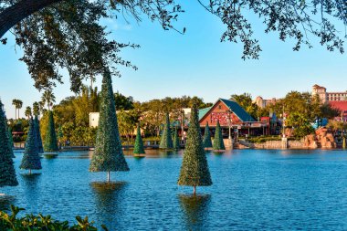 Orlando, Florida. 19 Aralık 2018. Chritsmas ağaçlar üzerinde ışık mavi gökyüzü background.at International Drive alanında (1 Seaworld panoramik)