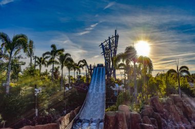 Orlando, Florida. 19 Aralık 2018. Panoramik manzaralı sonsuzluk Falls at Seaworld International Drive alanında (8)