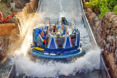 Orlando, Florida. 19 Aralık 2018. İnsanlar eğleniyor dünyanın en yüksek Infinity Falls at Seaworld International Drive alanında (3 damla)