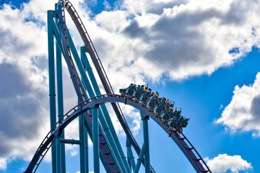 Orlando, Florida. 26 Aralık 2018. İnsanlar heyecan eğlence park Seaworld adlı Uluslararası sürücü alanında (1 Mako roller coaster binmek için tadını çıkarın.)