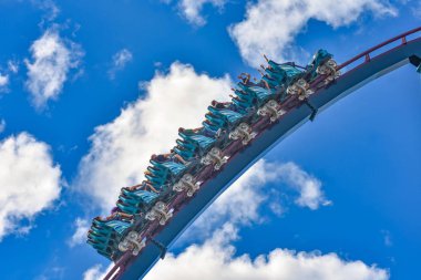 Orlando, Florida. 26 Aralık 2018. İnsanlar heyecan International Drive alanında (2 amusement park Seaworld adlı Mako roller coaster binmek için tadını çıkarın.)