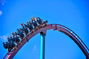 Orlando, Florida. 26 Aralık 2018. İnsanlar heyecan International Drive alanında (7 amusement park Seaworld adlı Mako roller coaster binmek için tadını çıkarın.)