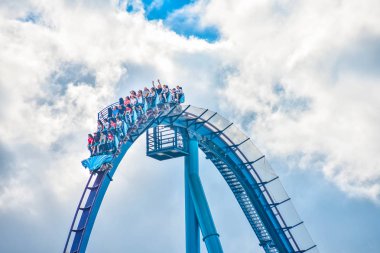 Orlando, Florida. 26 Aralık 2018. İnsanlar heyecan International Drive alanında (13 amusement park Seaworld adlı Mako roller coaster binmek için tadını çıkarın.)