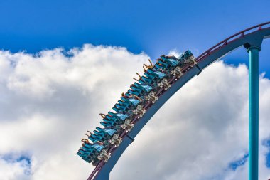 Orlando, Florida. 26 Aralık 2018. İnsanlar heyecan International Drive alanında (14 amusement park Seaworld adlı Mako roller coaster binmek için tadını çıkarın.)