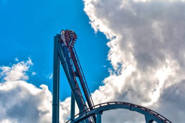 Orlando, Florida. 26 Aralık 2018. İnsanlar heyecan International Drive alanında (16 amusement park Seaworld adlı Mako roller coaster binmek için tadını çıkarın.)