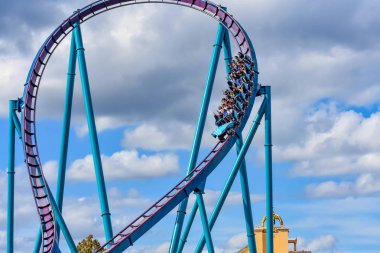 Orlando, Florida. 26 Aralık 2018. At Seaworld International Drive alanında (2 insanlar zevk inanılmaz rollercoaster binmek).