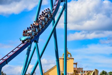 Orlando, Florida. 26 Aralık 2018. At Seaworld International Drive alanında (11 insanlar zevk inanılmaz rollercoaster binmek)