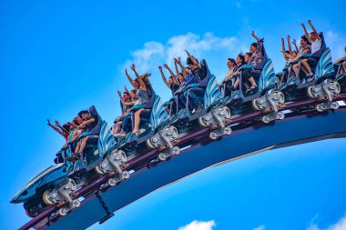 Orlando, Florida. 26 Aralık 2018. İnsanlar eğlenmek aşırı roller coaster binmek. Uluslararası sürücü alanında (1 SeaWorld).