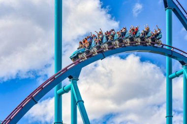Orlando, Florida. 26 Aralık 2018. İnsanlar eğlenmek aşırı roller coaster binmek. Uluslararası sürücü alanında (2 at SeaWorld).