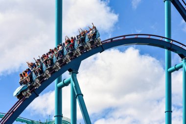 Orlando, Florida. 26 Aralık 2018. İnsanlar eğlenmek aşırı roller coaster binmek. Uluslararası sürücü alanında (3 at SeaWorld)