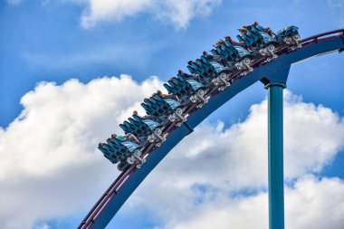 Orlando, Florida. 26 Aralık 2018. İnsanlar eğlenmek aşırı roller coaster binmek. Uluslararası sürücü alanında (5 at SeaWorld)