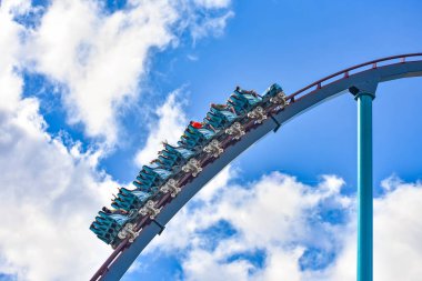 Orlando, Florida. 26 Aralık 2018. İnsanlar eğlenmek aşırı roller coaster binmek. Uluslararası sürücü alanında (6 at SeaWorld).