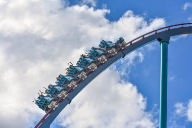 Orlando, Florida. 26 Aralık 2018. İnsanlar eğlenmek aşırı roller coaster binmek. Uluslararası sürücü alanında (9 at SeaWorld)