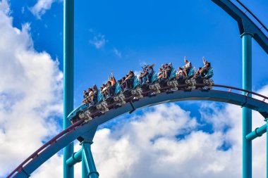 Orlando, Florida. 26 Aralık 2018. İnsanlar eğlenmek aşırı roller coaster binmek. Uluslararası sürücü alanında (10 at SeaWorld)
