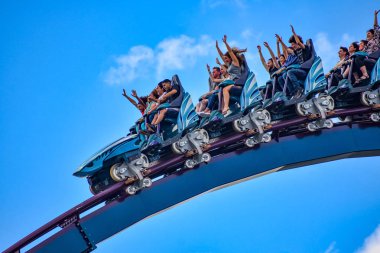Orlando, Florida. 26 Aralık 2018. İnsanlar eğlenmek aşırı roller coaster binmek. Uluslararası sürücü alanında (12 at SeaWorld).
