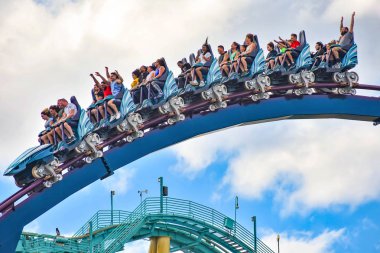 Orlando, Florida. 26 Aralık 2018. İnsanlar eğlenmek aşırı roller coaster binmek. Uluslararası sürücü alanında (13 at SeaWorld)