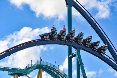 Orlando, Florida. 26 Aralık 2018. İnsanlar eğlenmek rollercoaster binmek at Seaworld International Drive alanında (2).